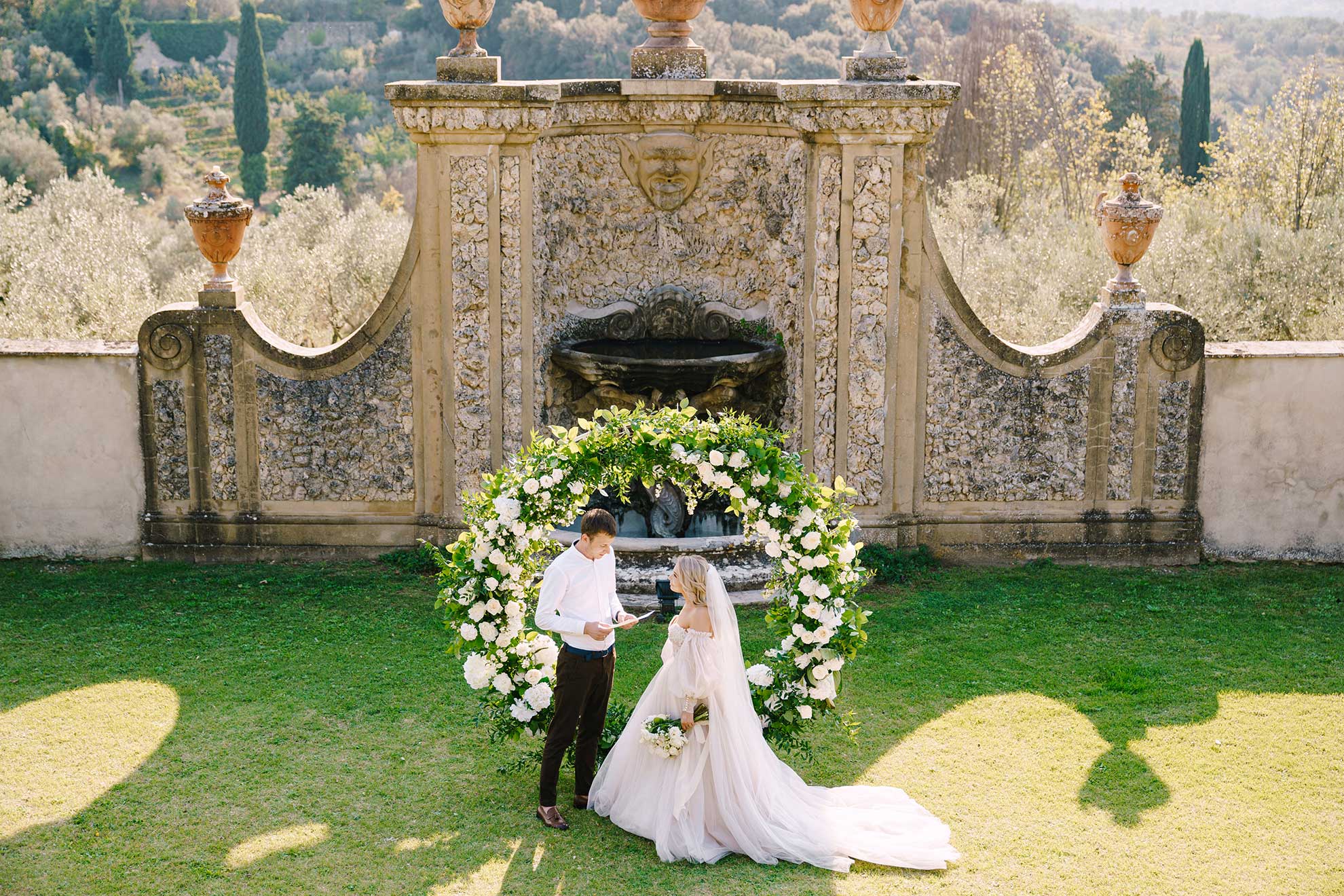 groom and bride in Tuscany